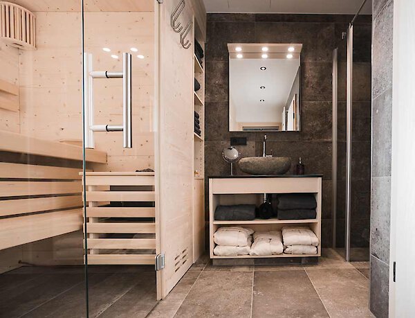 Badezimmer mit Sauna im der Suite im Bayerischen Wald